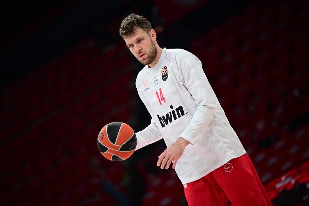 Αποθέωση Βεζένκοφ στο ΣΕΦ υπό την ιαχή «MVP, MVP»