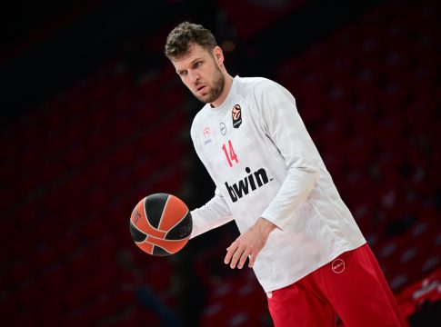 Αποθέωση Βεζένκοφ στο ΣΕΦ υπό την ιαχή «MVP, MVP»