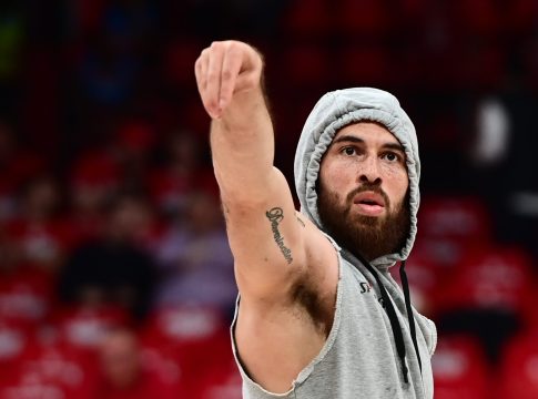 Με κουκούλα και εν μέσω αποδοκιμασιών ο Μάικ Τζέιμς στο ΣΕΦ (vid)