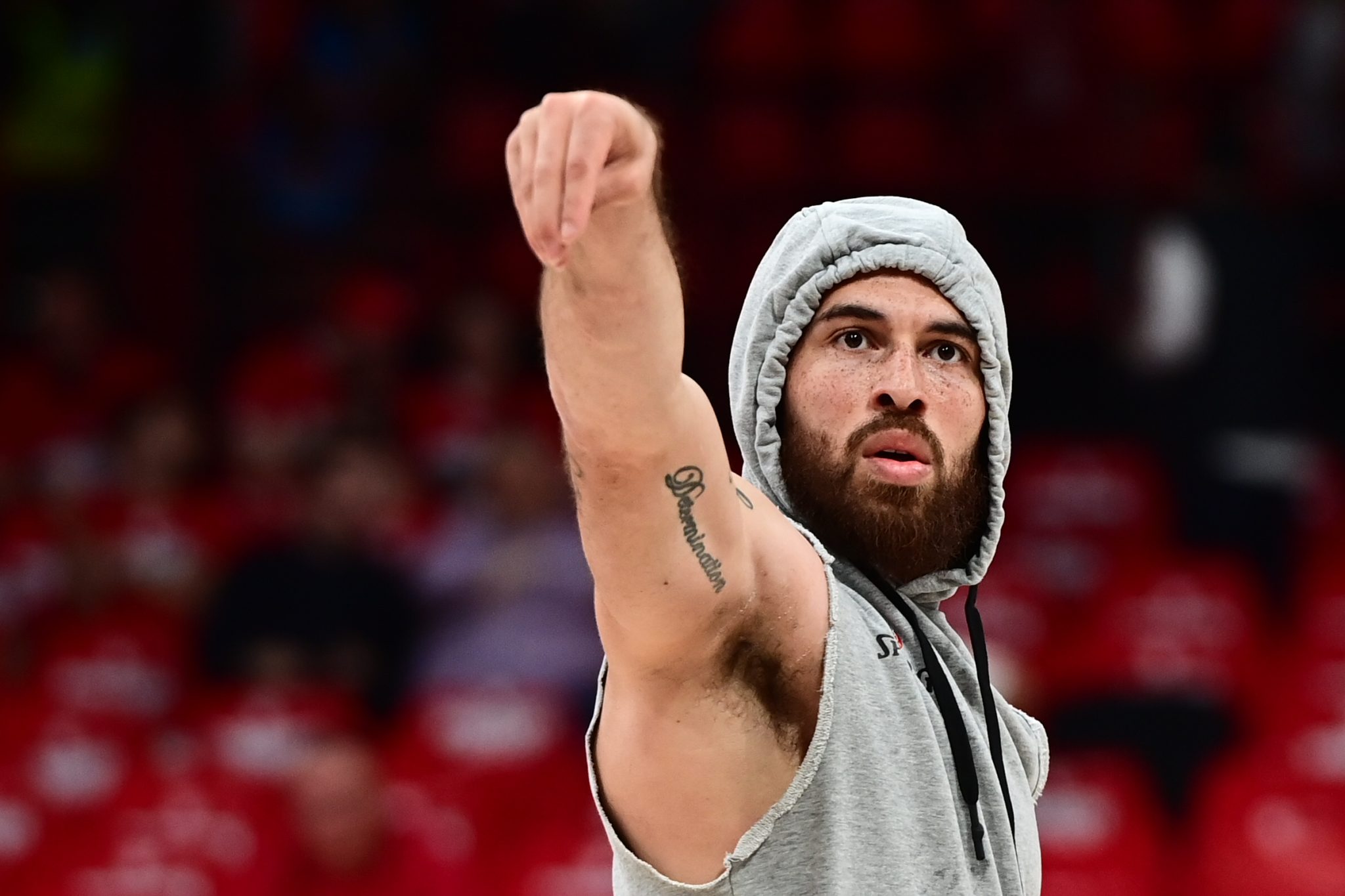 Με κουκούλα και εν μέσω αποδοκιμασιών ο Μάικ Τζέιμς στο ΣΕΦ (vid)