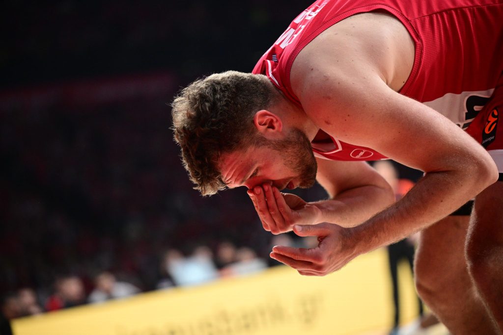 Ο Βεζένκοφ τραυματίστηκε στη μύτη από χτύπημα του Ντιαλό και έφυγε για τα αποδυτήρια (pic)