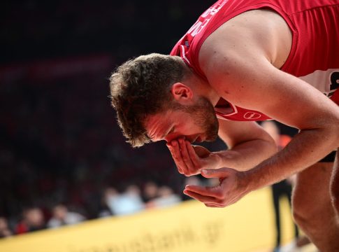 Ο Βεζένκοφ τραυματίστηκε στη μύτη από χτύπημα του Ντιαλό και έφυγε για τα αποδυτήρια