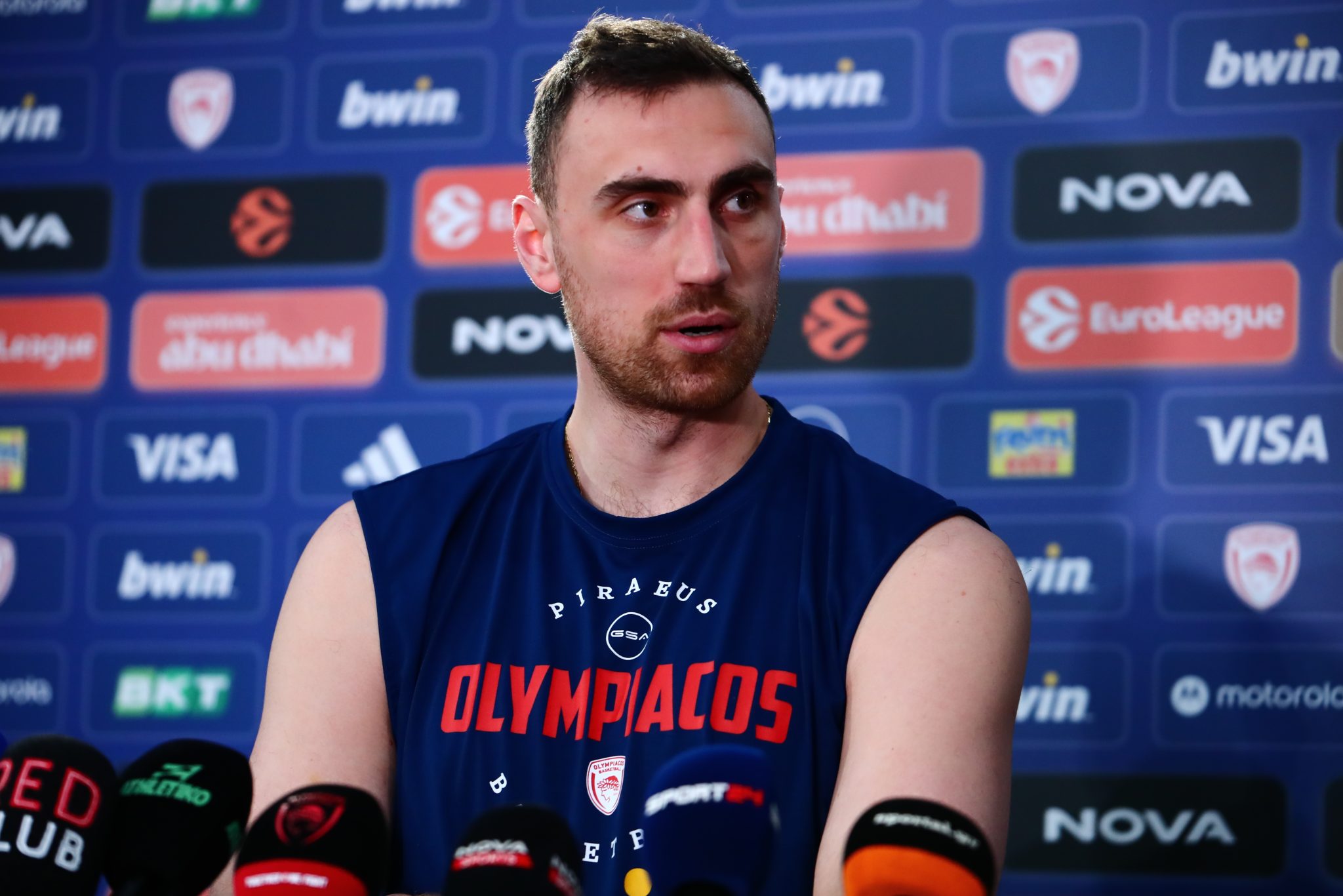 Μιλουτίνοφ: «Είναι τιμή μου να φωνάζει ο κόσμος το όνομά μου»