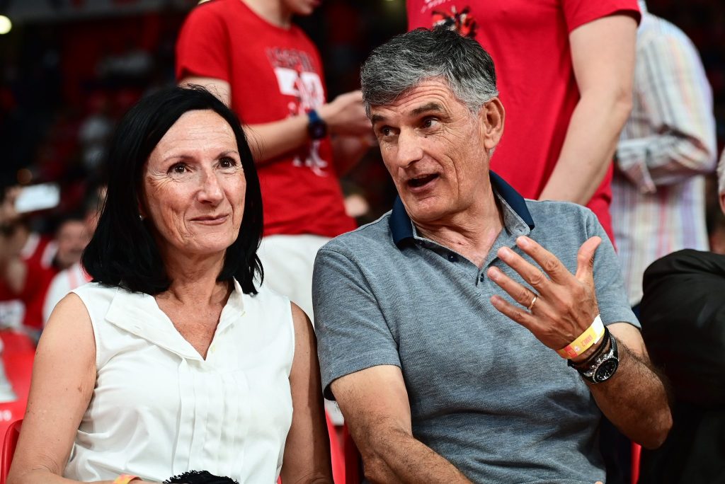 Στο ΣΕΦ και ο Μεντιλίμπαρ για το Game 2 του Ολυμπιακού – Αποθεώθηκε από τον κόσμο (vid)