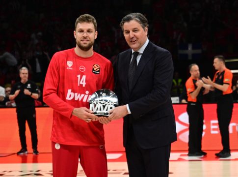 Ο Μποντιρόγκα έδωσε το βραβείο του MVP στον Σάσα Βεζένκοφ (vid)