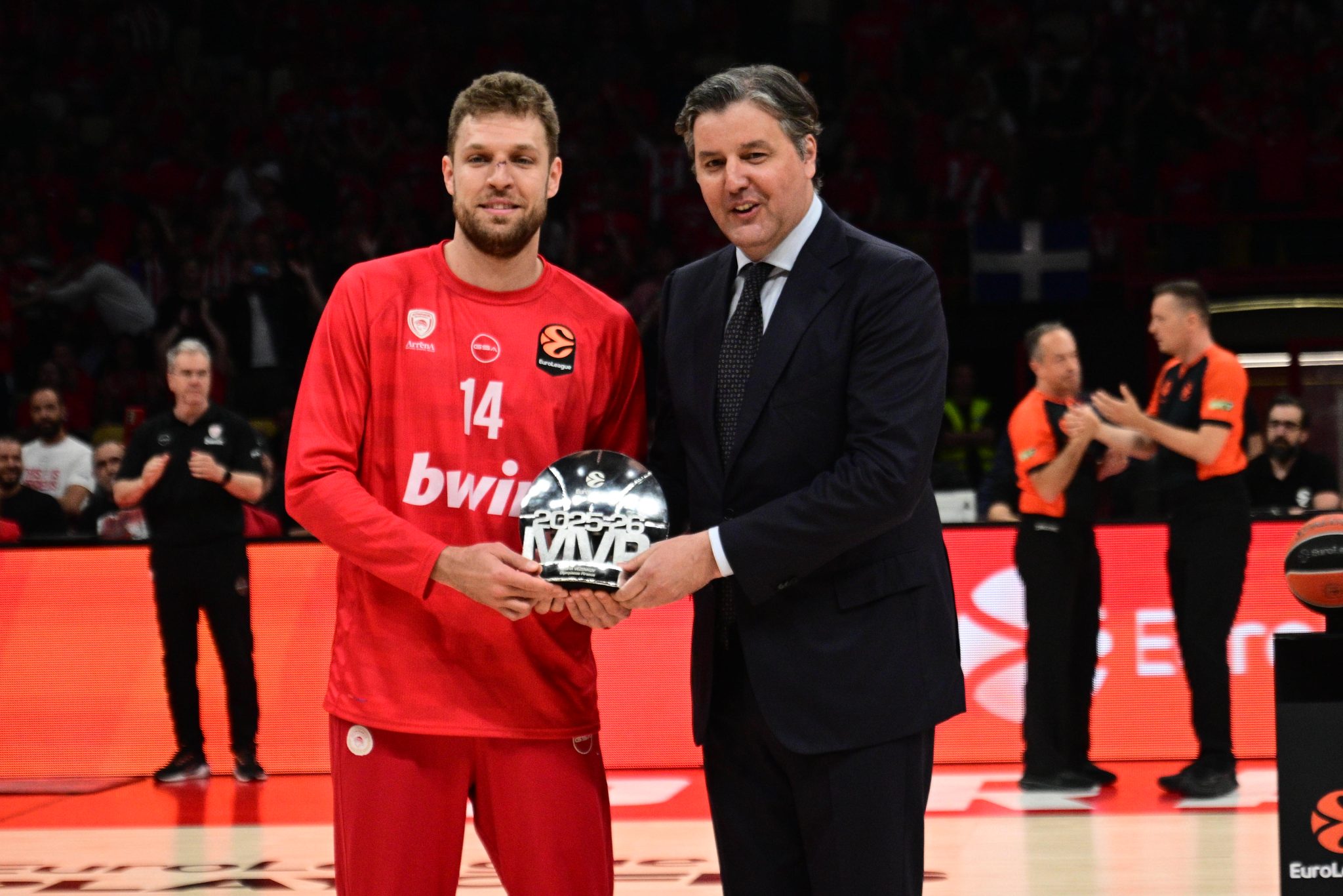 Ο Μποντιρόγκα έδωσε το βραβείο του MVP στον Σάσα Βεζένκοφ (vid)