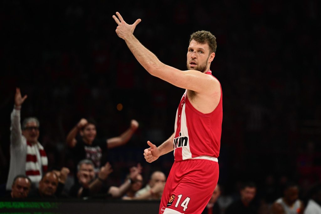 Όργια Βεζένκοφ στο ΣΕΦ: Έβαλε 13 στην πρώτη περίοδο