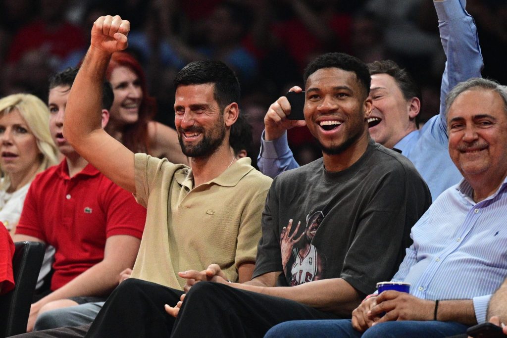 «Εκστασιάστηκαν» στο ΣΕΦ Αντετοκούνμπο και Τζόκοβιτς: Τραγούδησαν μαζί με τον κόσμο συνθήματα (vid,pics)