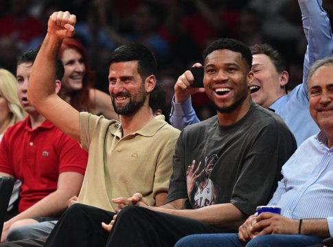 «Εκστασιάστηκαν» στο ΣΕΦ Αντετοκούνμπο και Τζόκοβιτς: Τραγούδησαν μαζί με τον κόσμο συνθήματα (vid,pics)