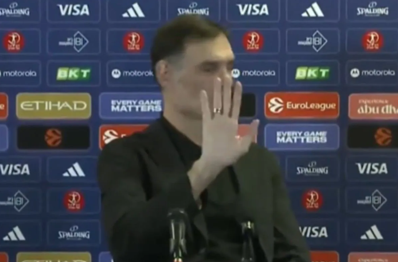 Απίστευτο στιγμιότυπο με τον Μπαρτζώκα στη συνέντευξη Τύπου: «Είναι πάντα έτσι εδώ; Τέλεια» (vid)