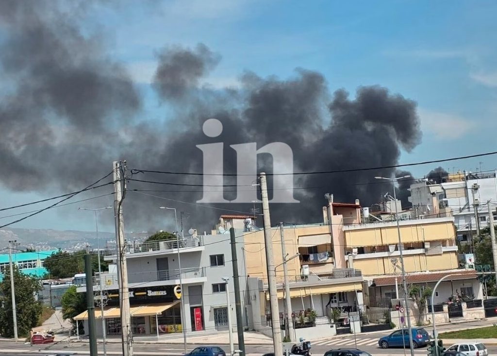 Φωτιά σε ισόγειο κατάστημα στο Ίλιον – Κάηκε ολοσχερώς το τριώροφο κτίριο με διαμερίσματα