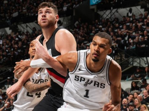 Πέρασαν από το Σαν Αντόνιο οι Μπλέιζερς, αγωνία για Γουεμπανιάμα (103-106) – Μπρέικ των Σίξερς επί των Σέλτικς (97-111)