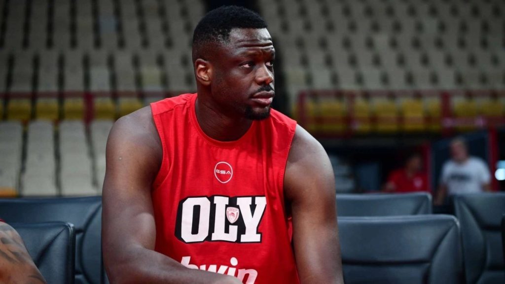 Ολυμπιακός: Η προετοιμασία του Φαλ, ο ενθουσιασμός του κόσμου και η συνομιλία του Φουρνιέ με τον Ερτέλ (vids)