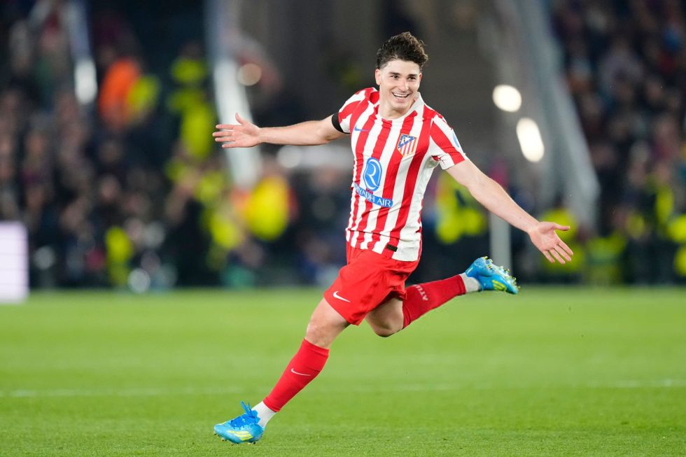 Καταστροφή στο φινάλε του ημιχρόνου για την Μπαρτσελόνα: Αποβλήθηκε ο Κουμπαρσί, 1-0 η Ατλέτικο με φαουλάρα του Άλβαρες (vids)