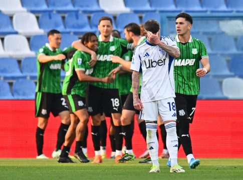 Σασουόλο – Κόμο 2-1: Δεύτερη σερί ήττα για την ομάδα του Φάμπρεγκας που χάνει έδαφος για την τετράδα