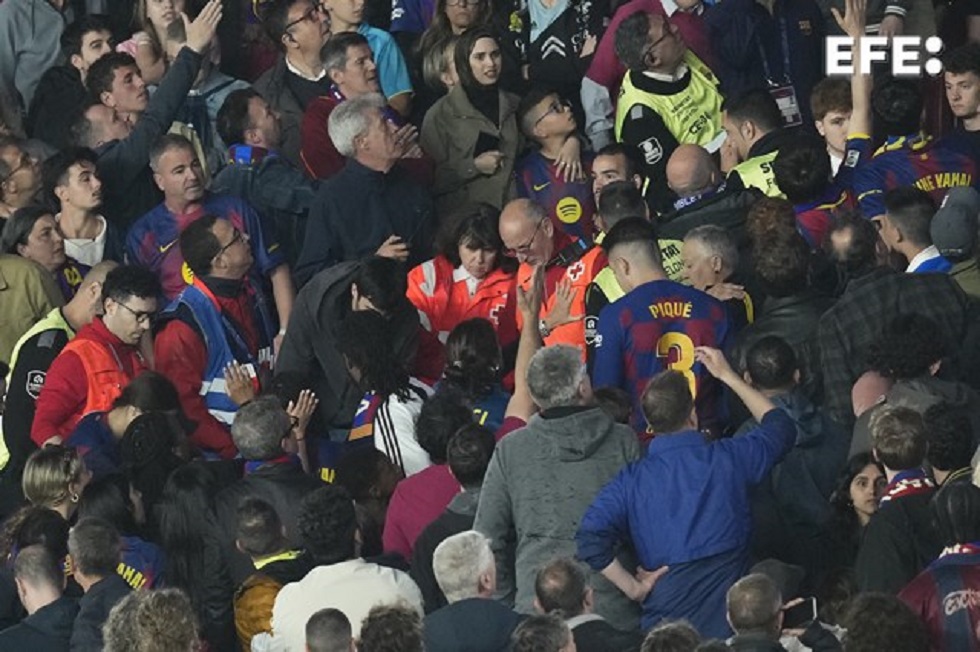 Οπαδός κατέρρευσε στο Καμπ Νου και διεκόπη το ματς της Μπαρτσελόνα με τη Θέλτα – Οι γιατροί κατάφεραν να τον επαναφέρουν μετά από λίγα λεπτά!