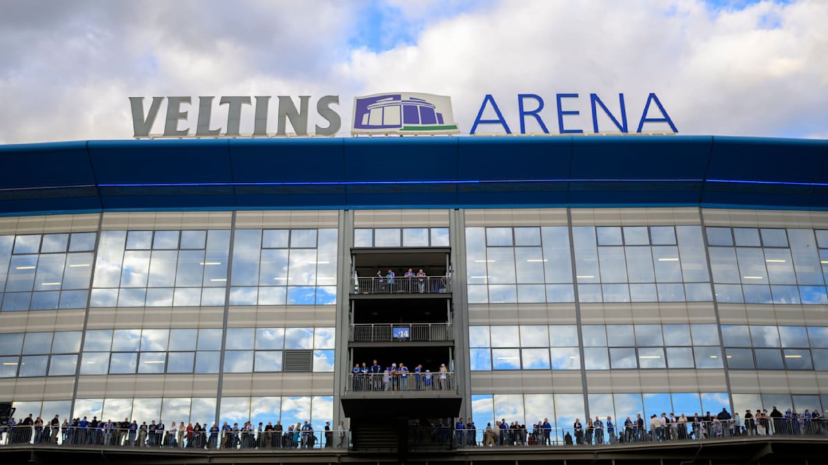 Σοκ στη Γερμανία: Πτώμα εντοπίστηκε στο γήπεδο της Σάλκε (pic)