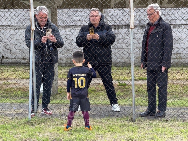 Στα βήματα του θείου και του πατέρα – Ο μικρός Σπυράκος Φορτούνης ποζάρει σαν μελλοντικός σταρ του ποδοσφαίρου!