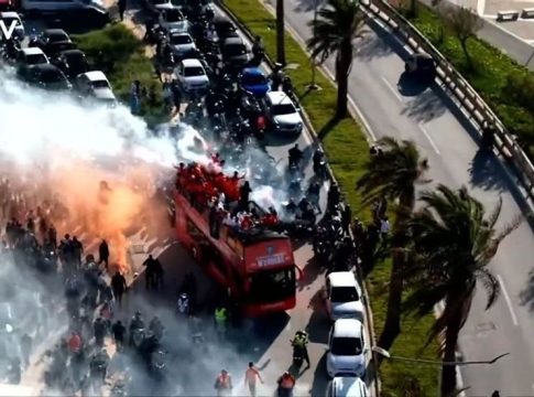 «Κάηκε» το Ηράκλειο στην παρέλαση του Κυπελλούχου Ελλάδας ΟΦΗ! – Χαμός για Κόντη και παίκτες (vids)