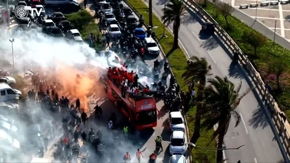 «Κάηκε» το Ηράκλειο στην παρέλαση του Κυπελλούχου Ελλάδας ΟΦΗ! – Χαμός για Κόντη και παίκτες (vids)