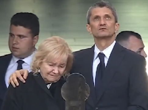 Η στιγμή που ο Ραζβάν Λουτσέσκου «λυγίζει» στο λαϊκό προσκύνημα του πατέρα του (vid)