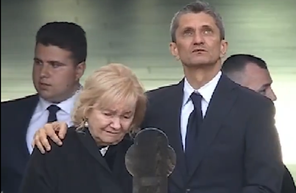 Η στιγμή που ο Ραζβάν Λουτσέσκου «λυγίζει» στο λαϊκό προσκύνημα του πατέρα του (vid)