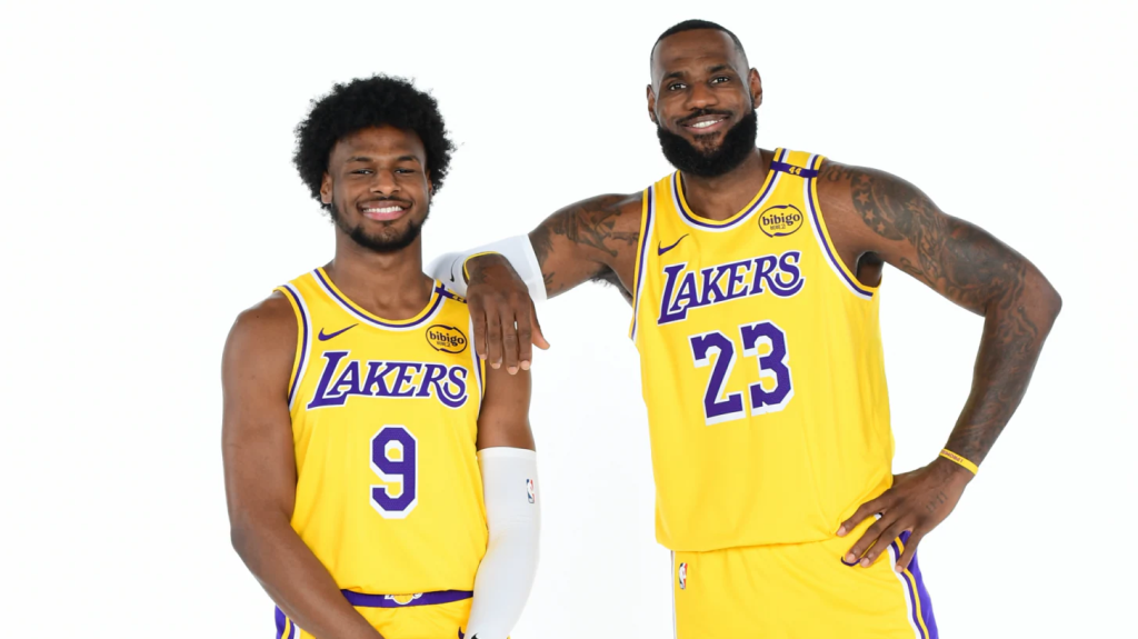 Ο ΛεΜπρόν έπαιξε στα Playoffs με τον γιό του: «Το πιο τρελό πράγμα που έχει συμβεί στην καριέρα μου»