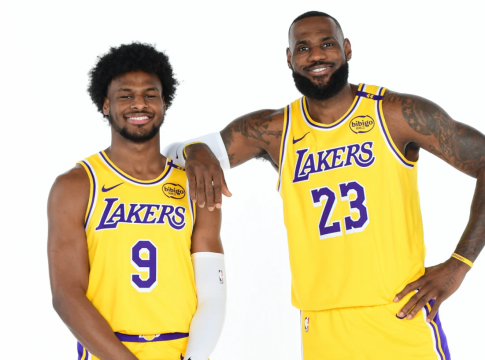 Ο ΛεΜπρόν έπαιξε στα Playoffs με τον γιό του: «Το πιο τρελό πράγμα που έχει συμβεί στην καριέρα μου»