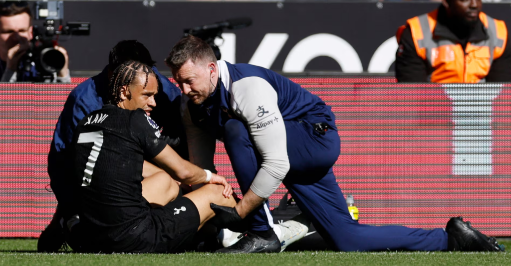 Σοκ στην Τότεναμ: Ρήξη χιαστού ο Σίμονς – Χάνει και το Μουντιάλ