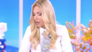 Η στιγμή που η Τίνα Μεσσαροπούλου ενημερώνεται για την περιπέτεια υγείας του Μυλωνάκη και αποχωρεί από το πλατό (vid)