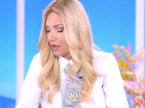 Η στιγμή που η Τίνα Μεσσαροπούλου ενημερώνεται για την περιπέτεια υγείας του Μυλωνάκη και αποχωρεί από το πλατό (vid)
