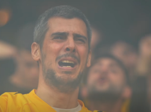 Ο οπαδός της ΑΕΚ που έγινε viral κόντρα στον ΠΑΟΚ: «Μπλέξαμε, μην το δει η γυναίκα μου…» (pic & vids)