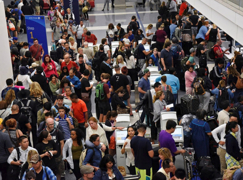 Χάος στα ευρωπαϊκά αεροδρόμια – Ουρές, καθυστερήσεις και χαμένες πτήσεις από το νέο σύστημα εισόδου-εξόδου