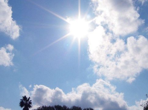 Καιρός: Αίθριος την Κυριακή με λίγες νεφώσεις και κατά τόπους βροχές – Ανεβαίνει η θερμοκρασία από βδομάδα