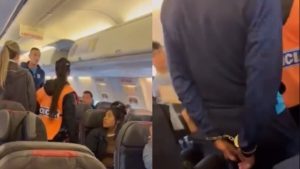 Ποδοσφαιριστής φώναξε «βόμβα» μέσα σε αεροπλάνο και συνελήφθη (vid)