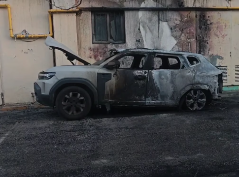 Εμπρηστική επίθεση στην Πανεπιστημιούπολη – Αυτό είναι το ΙΧ του καθηγητή Καρώνη που κάηκε ολοσχερώς