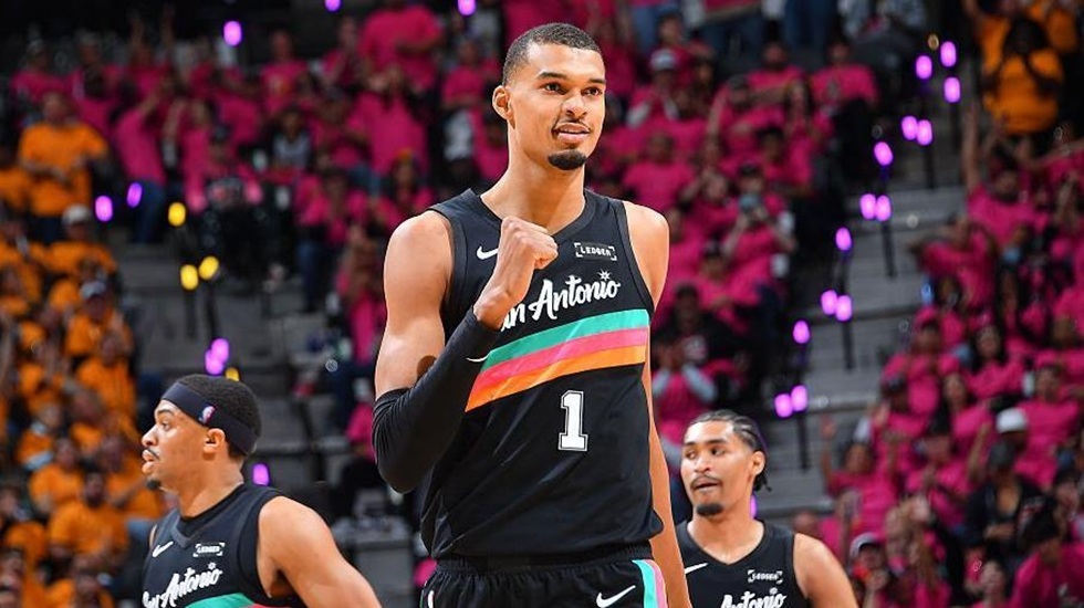 Έγραψε ιστορία για τους Σπερς ο  Γουεμπανιάμα (vid)