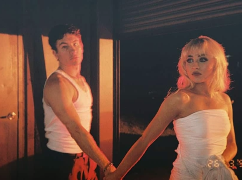 Ο Μπάρι Κίογκαν απαντά για πρώτη φορά στις φήμες ότι απάτησε τη Σαμπρίνα Κάρπεντερ