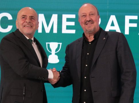 Ο Μπενίτεθ κάνει πλάκα στον Αλαφούζο