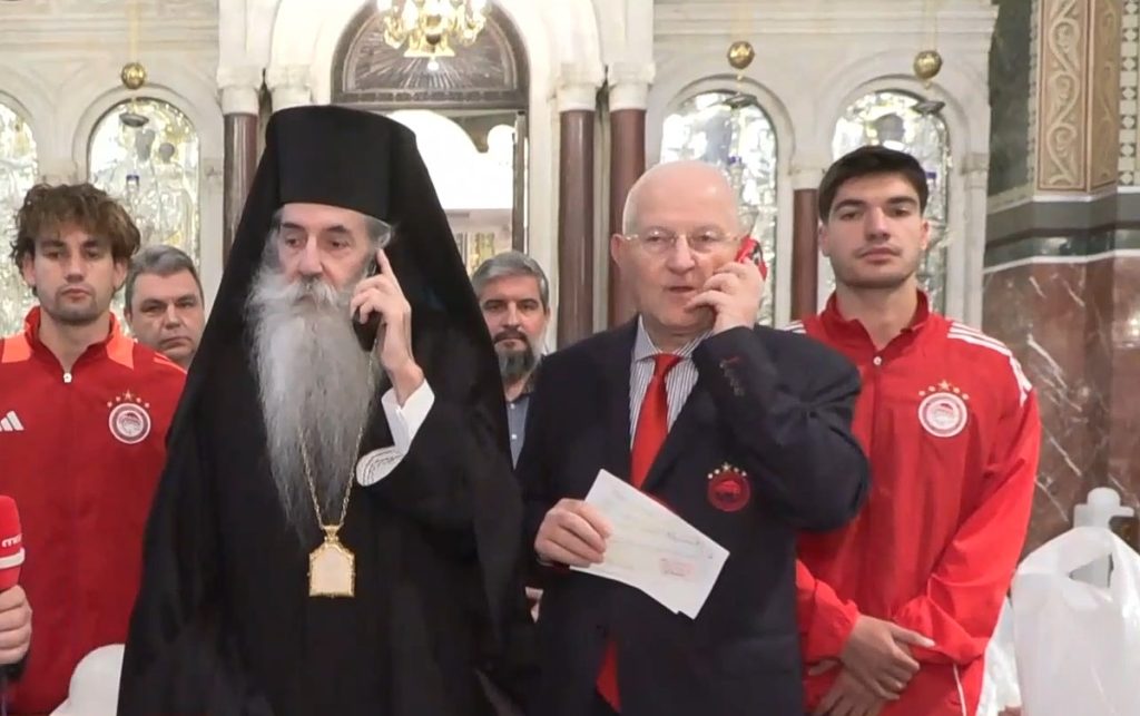 Η ΠΑΕ Ολυμπιακός, ο Βαγγέλης Μαρινάκης και ο Δήμος Πειραιά στηρίζουν τη Μητρόπολη Πειραιώς: Γεύματα αγάπης για το Πάσχα (vid)