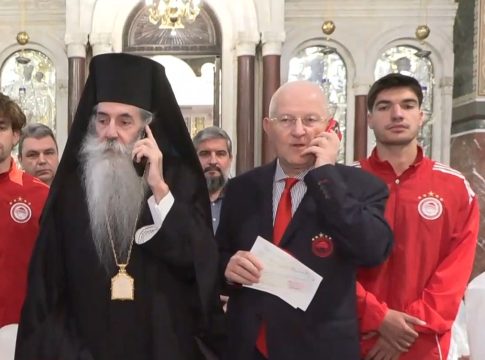 Η ΠΑΕ Ολυμπιακός, ο Βαγγέλης Μαρινάκης και ο Δήμος Πειραιά στηρίζουν τη Μητρόπολη Πειραιώς: Γεύματα αγάπης για το Πάσχα (vid)