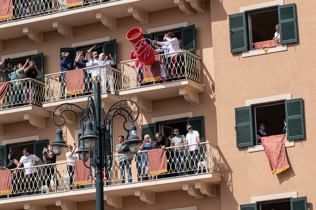 Κέρκυρα: «Βροχή» από μπότηδες στην πρώτη Ανάσταση – Πύλινο κανάτι έπεσε στο κεφάλι γυναίκας