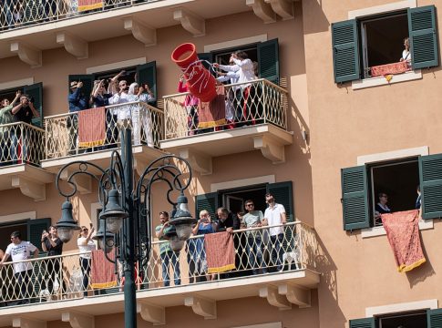 Κέρκυρα: «Βροχή» από μπότηδες στην πρώτη Ανάσταση – Πύλινο κανάτι έπεσε στο κεφάλι γυναίκας