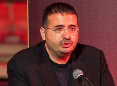 Απίστευτο: Ο ιδιοκτήτης της Χάποελ Τελ Αβίβ εμφανίστηκε με κασκόλ της Βαλένθια στο ματς με τη Ρεάλ για τα playoffs (vid)