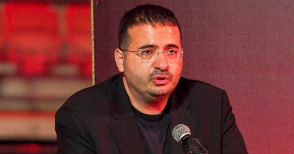 Απίστευτο: Ο ιδιοκτήτης της Χάποελ Τελ Αβίβ εμφανίστηκε με κασκόλ της Βαλένθια στο ματς με τη Ρεάλ για τα playoffs (vid)