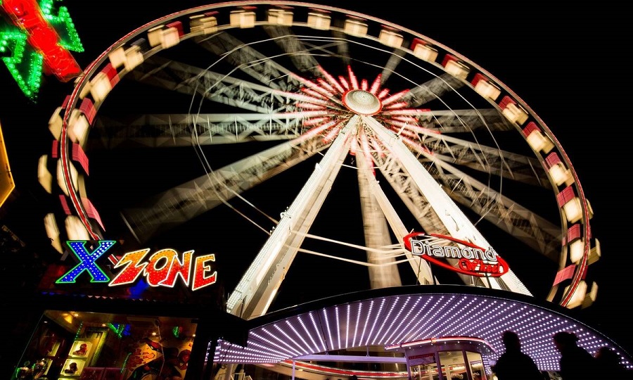 Ισπανία: Σοκαριστικό ατύχημα σε λούνα παρκ στη Σεβίλλη – Ιμάντας παιχνιδιού έσπασε και τραυματίστηκαν 4 άτομα (vid)