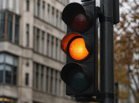 Μπορώ να περάσω το φανάρι με… πορτοκαλί; Τι λέει ο νέος ΚΟΚ και ποιο είναι το πρόστιμο