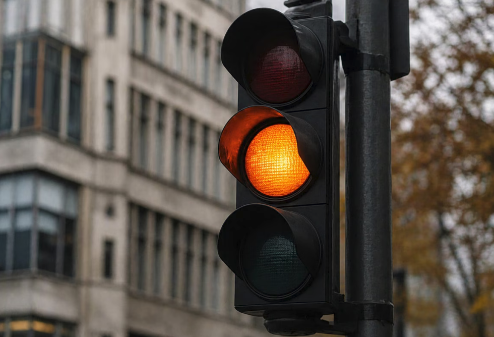 Μπορώ να περάσω το φανάρι με… πορτοκαλί; Τι λέει ο νέος ΚΟΚ και ποιο είναι το πρόστιμο