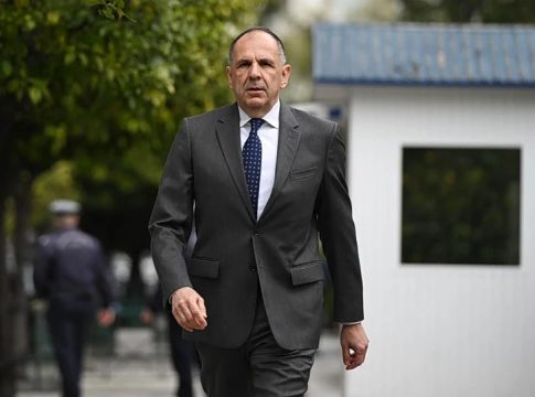 Κολωνάκι: Φυλλάδια και συνθήματα στην πολυκατοικία που στεγάζεται το δικηγορικό γραφείο του Γιώργου Γεραπετρίτη