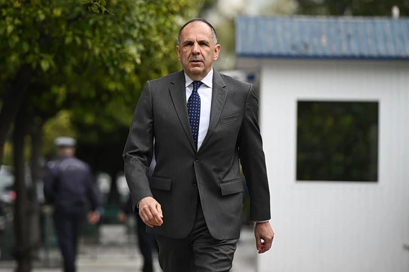 Κολωνάκι: Φυλλάδια και συνθήματα στην πολυκατοικία που στεγάζεται το δικηγορικό γραφείο του Γιώργου Γεραπετρίτη